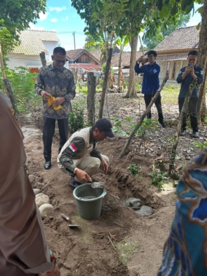 Tampak berdiri Sekda Kadin Perkim sedang meletakkan batu pertama program bedah rumah