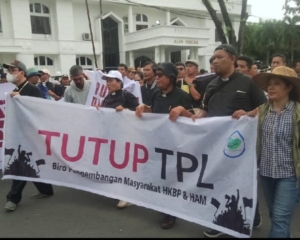 Stop Gimmick, Masyarakat Danau Toba Gelar Aksi Depan Kantor Gubernur Sumut Meminta Tutup PT.Toba Pulp Lestari