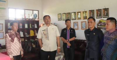 Saat melakukan peninjauan langsung pembangunan rehabilitasi Sekolah Dasar