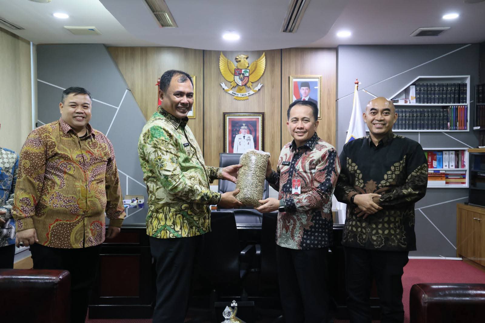 Dirjen Bina Keuangan Kemendagri Sambut Baik Audiensi Bupati Abusama,Bahas Penambahan Dana TKD Untuk Okuselatan