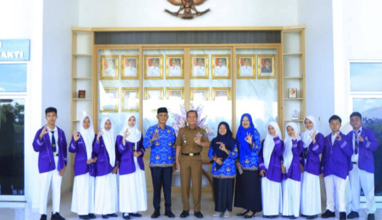Wakil Bupati Oku Selatan Terima Audiensi Kepala UPT SMPN 1 Muaradua Bersama Sembilan Siswa Berprestasi
