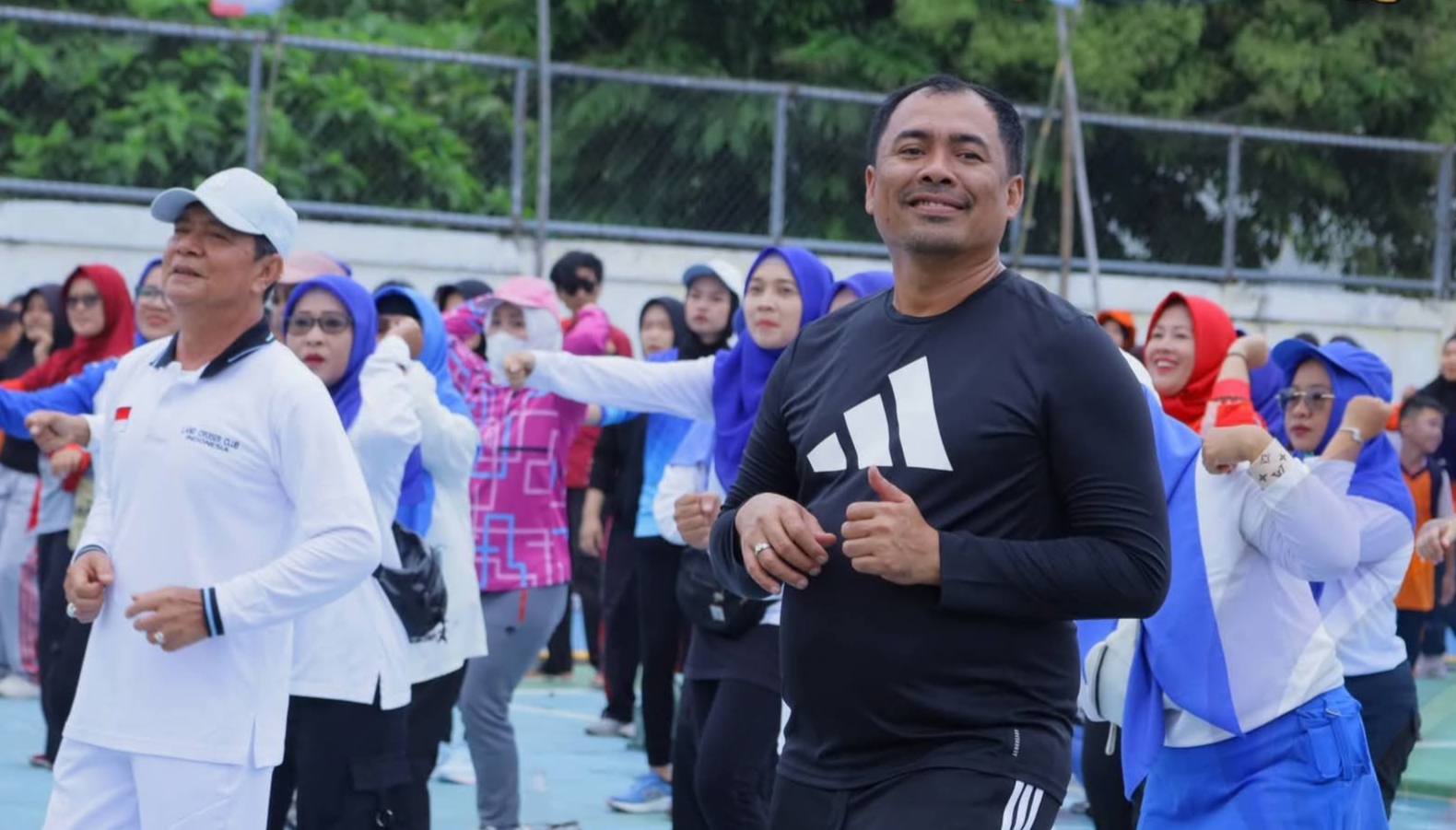 Bupati dan Wakil Bupati Bersama Masyarakat Jalan Santai Peringati HUT ke 22 Kabupaten Oku Selatan