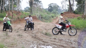 Bupati Abusama Tinjau Langsung Pembangunan Jalan Penghubung Simpang – Buana Pemaca.