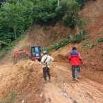 Gerak Cepat Pemkab Oku Selatan,BPBD Langsung Turunkan Alat Berat Bersihkan Material Longsor