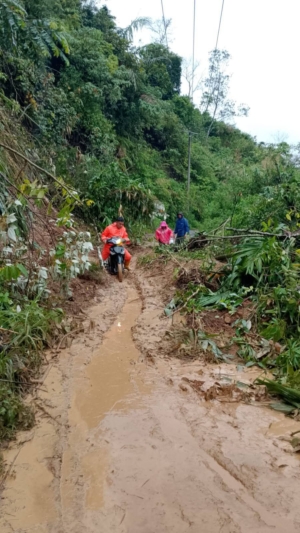 CURAH HUJAN TINGGI, PEMKAB OKU SELATAN TANGANI TANAH LONGSOR DI SUNGAI ARE