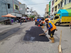Respon Cepat Bupati Oku Selatan, Instruksikan Tambal Sulam Jalan Pusat Kota Muara Dua