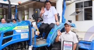 Bupati Abusama Serahkan 8 Unit Hand Traktor Untuk Kelompok Tani di Kabupaten Oku Selatan