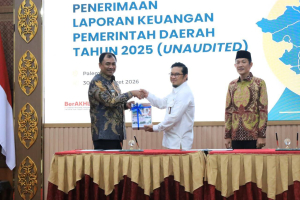 Bupati Abusama Serahkan Langsung LKPD TA 2025(Unaudited) Kabupaten Oku Selatan ke BPK RI Sumsel