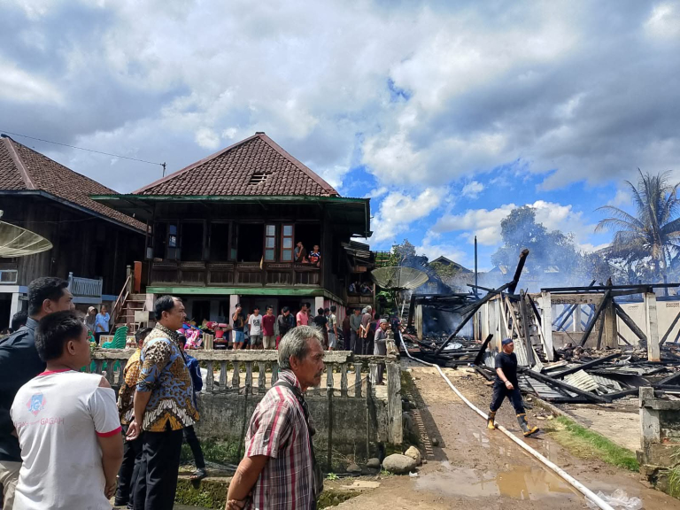 Bupati Abusama Gerak Cepat Turun Langsung Tinjau ke Lokasi Kebakaran di Desa Gedung Wani Kecamatan Runjung Agung