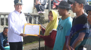 Wabup Misnadi Serahkan Bantuan Bagi Korban Kebakaran di Desa Gedung Wani Kecamatan Runjung Agung Kabupaten Oku Selatan