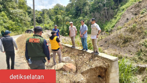 Sekda Oku Selatan Turun Langsung Tinjau Jalan Amblas di Kecamatan Mekakau Ilir