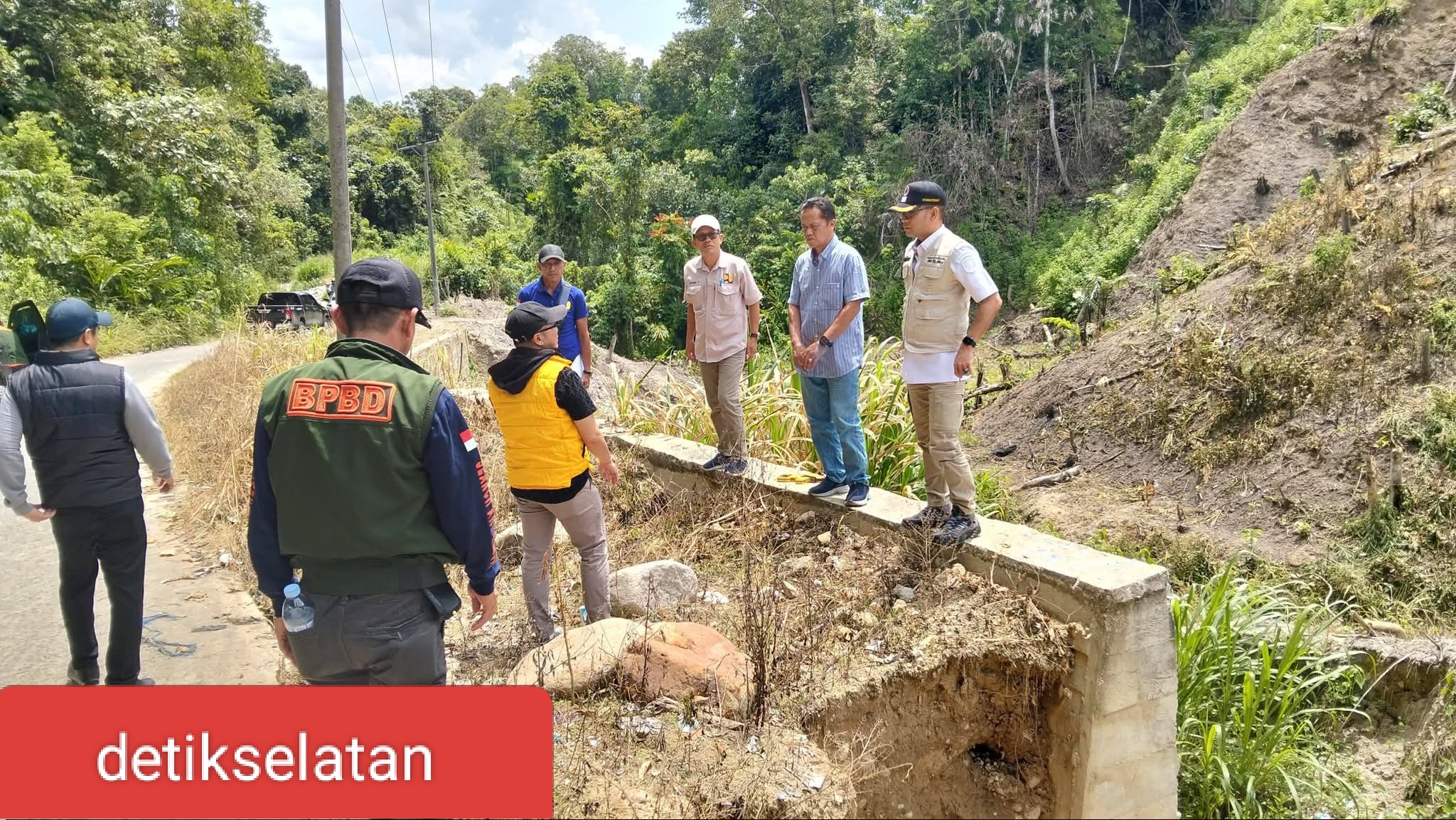 Sekda Oku Selatan Turun Langsung Tinjau Jalan Amblas di Kecamatan Mekakau Ilir