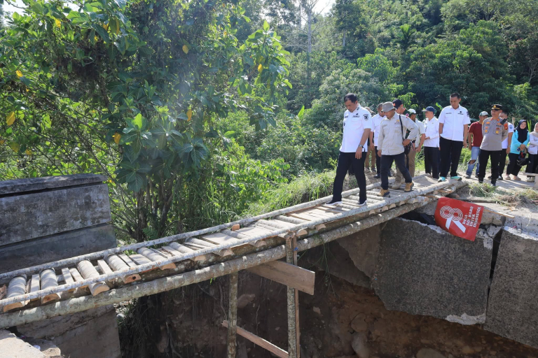 Bupati Abusama Tinjau Langsung Kondisi Jembatan Ambruk di Kecamatan Mekakau Ilir Kabupaten Oku Selatan