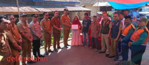 Bupati Oku Selatan Serahkan Langsung Bantuan Bagi Korban Kebakaran di Desa Nagar Agung Kecamatan Buay Runjung